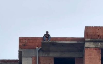 Tartıştığı eşi telefonlara bakmıyor diye çatıya çıktı
