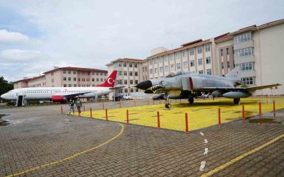 Bahçesinde Boeing 737 eğitim uçağı ve F-4 Phantom ile geleceğin havacılarını yetiştiren lise
