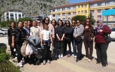 Veliler öğrenciyi darp ettiği iddia edilen öğretmene destek için okul önünde toplandılar
