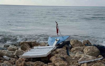Kıyıya yanaşmak istedikleri tekne kayalıklara çarpıp paramparça oldu
