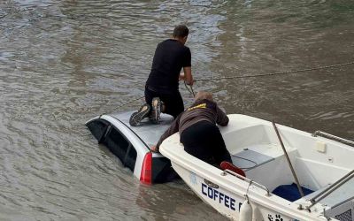 Antalya’da kontrolden çıkan otomobil ırmağa uçtu

