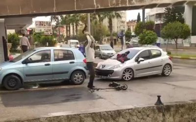 Sürekli bozulan scootera sinirlendi, öfkesini taşla parçalayarak çıkardı
