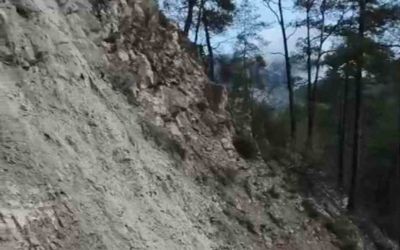 Heyelan köy yolunu ulaşıma kapattı
