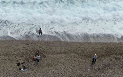 Antalya’nın yüksek kesimlerinde karla mücadele, sahilinde deniz keyfi
