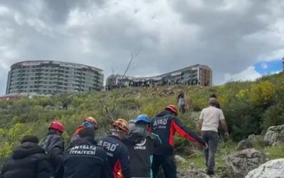 Dengesini kaybederek kayalıklardan düşen kadını ekipler kurtardı
