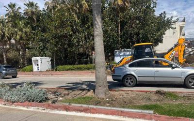 Antalya’da otomobil elektrik direğine çarptı: 2 yaralı
