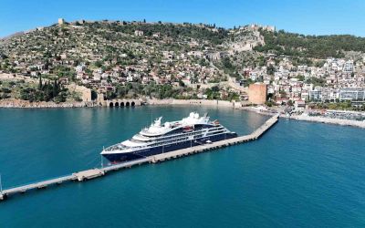 Alanya’ya Fransız bayraklı kruvaziyer demir attı
