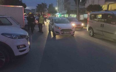 Park halindeki otomobilin açılan kapısına çarpan motosikletli yaralandı
