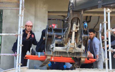 Demir iskeleden düşen inşaat işçisi yaralandı
