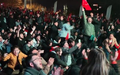 Dev ekrandaki bitiş düdüğüyle Antalya’da bayram havası esti
