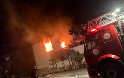 Yanan evde dumandan etkilenen iki çocuk hastaneye kaldırıldı
