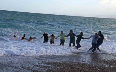 Dünyaca ünlü sahilde can pazarı: 2 kardeş kurtuldu, kuzen hayatını kaybetti
