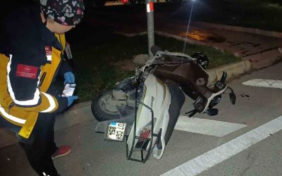 Otomobil ile çarpışan motosikletli acı içinde yerde kaldı
