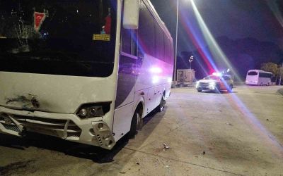 Serik’te midibüs ile çarpışan motosikletli yaralandı
