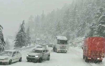 Alacabel’de nisan ayında kar sürprizi, sürücüler zor anlar yaşadı

