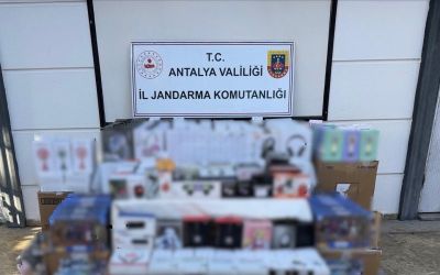 Antalya’da 3,5 milyon liralık kaçak elektronik eşya ve oyuncak ele geçirildi
