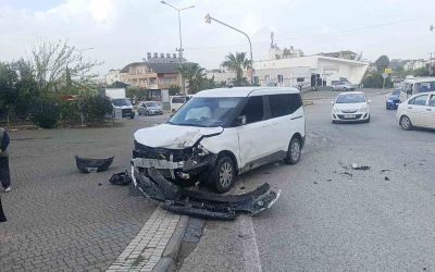 Hafif ticari araçla çarpışan otomobilin sürücüsü yaralandı
