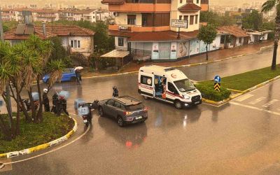 Otomobil ile motosikletin çarpışma anı kamerada: 1 yaralı
