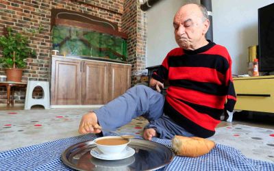 Onu görenler azmine hayran kalıyor: Ayaklarıyla tıraş oluyor, yemek yiyor, para üstü veriyor
