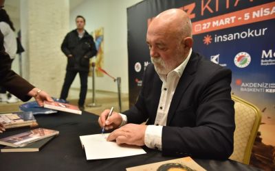 Sinema oyuncusu Ercan Kesal, Kepez Kitap Fuarı’nda okumanın önemine dikkat çekti
