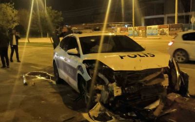 Polis otosuna çarpıp patlamış lastiklerle kaçtı, park halinde bulundu
