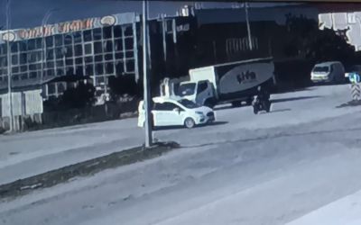 Motosiklet ile hafif ticari araç çarpıştı: 1 yaralı
