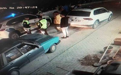 Otomobilin açılan kapısına çarpan elektrikli bisiklet sürücüsü metrelerce savurdu
