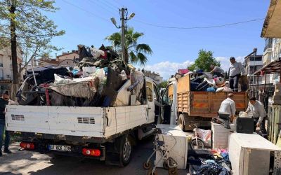 Belediye boşaltıyor, o dolduruyor: Daha önce 2 operasyonda 16 kamyon çöp çıkan evden 4 kamyon daha çöp çıktı
