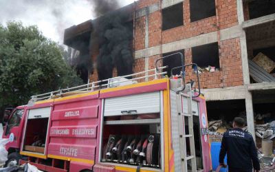 İçi ve etrafı çöplerle dolu metruk bina yangını mahalleliyi tedirgin etti
