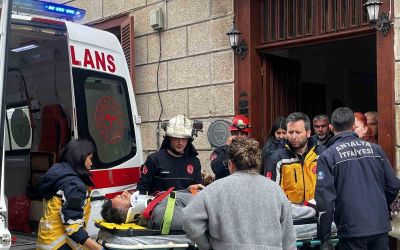 Antalya’da depoya inmek isterken düşen genç yaralandı
