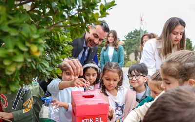 Başkan Vekili Çiçek miniklerle birlikte atık pil topladı
