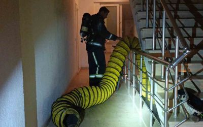 Manavgat’ta site içerisinde çıkan depo yangını korkuttu
