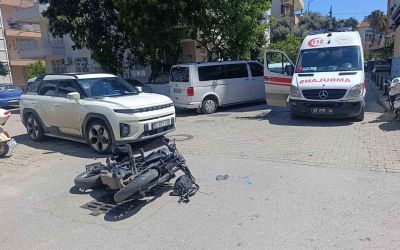 Motosiklet otomobile çarptı , o anlar güvenlik kamerasına yansıdı:1 yaralı
