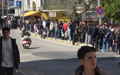 Antalya’da indirimli ikinci el giyim mağazası açılışı yoğun ilgi nedeniyle izdihama dönüştü
