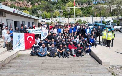 Konyaaltı Sahili’nde deniz dibi ve kıyı temizliği yapıldı
