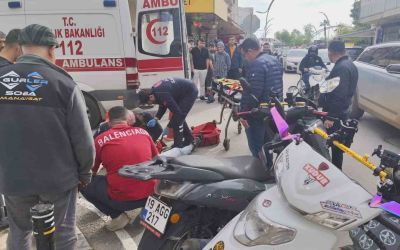 Hafif ticari araç ile motosiklet çarpıştı o anlar güvenlik kamerasına yansıdı: 1 yaralı
