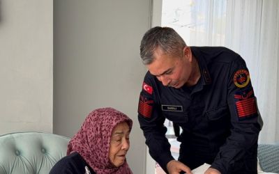 30 yıl önce şehit olan askerin silah arkadaşından şehit annesine duygulandıran ziyaret
