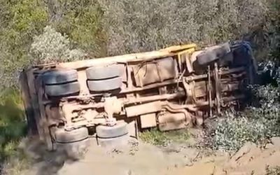 Alanya’da kamyon şarampole devrildi sürücü hayatını kaybetti
