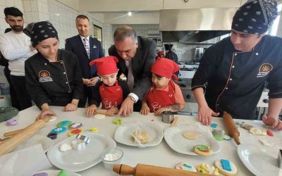 Antalya’da minikler mutfağa girdi, renkli kurabiyeler ortaya çıktı
