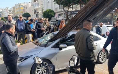 Kamyonun üzerindeki inşaat demirleri seyir halindeki otomobile ’ok’ gibi saplandı
