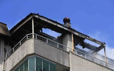 Binanın teras katında çıkan yangında yaşlı bina sakinleri, kapıları çalan kuryelerin yardımıyla tahliye edildi
