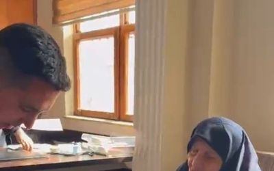 Yaşlı kadının pazarda kaybettiği cüzdanı zabıta ekipleri bulup sahibine teslim etti
