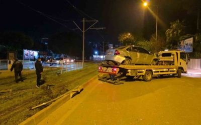 Antalya’da alkollü sürücü tramvay durağına daldı

