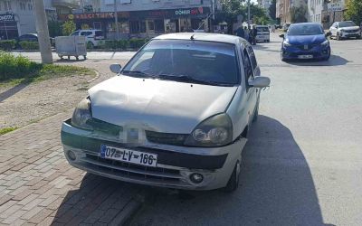 Hafif ticari araç ile otomobilin çarpıştığı kaza ucuz atlatıldı

