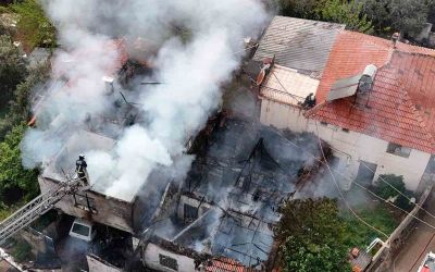 İki katlı gecekonduda çıkan yangın bitişiğindeki eve sıçradı
