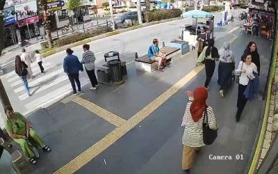 Yayalara çarpan motosiklet sürücüsü yaralılar yerde yatarken olay yerinden kaçtı
