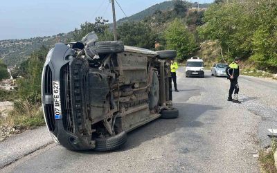 Alanya’da refüje çarpan hafif ticari araç devrildi: 1 yaralı
