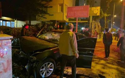 Antalya’da kontrolden çıkan lüks otomobil duvara çarptı: 1 ölü
