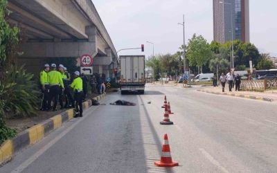 Mendil sattığı ışıkta tırın altında kalan yaşlı katdın öldü, kaza anı güvenlik kamerasında
