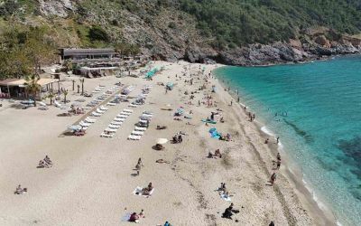 Hava sıcaklığının 24 dereceye yükseldiği Alanya’da sahiller doldu
